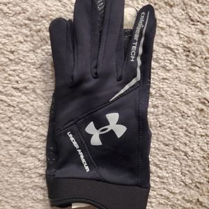 Mens Under Armour running gloves.